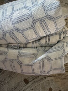 Twin sheet set with blue link pattern